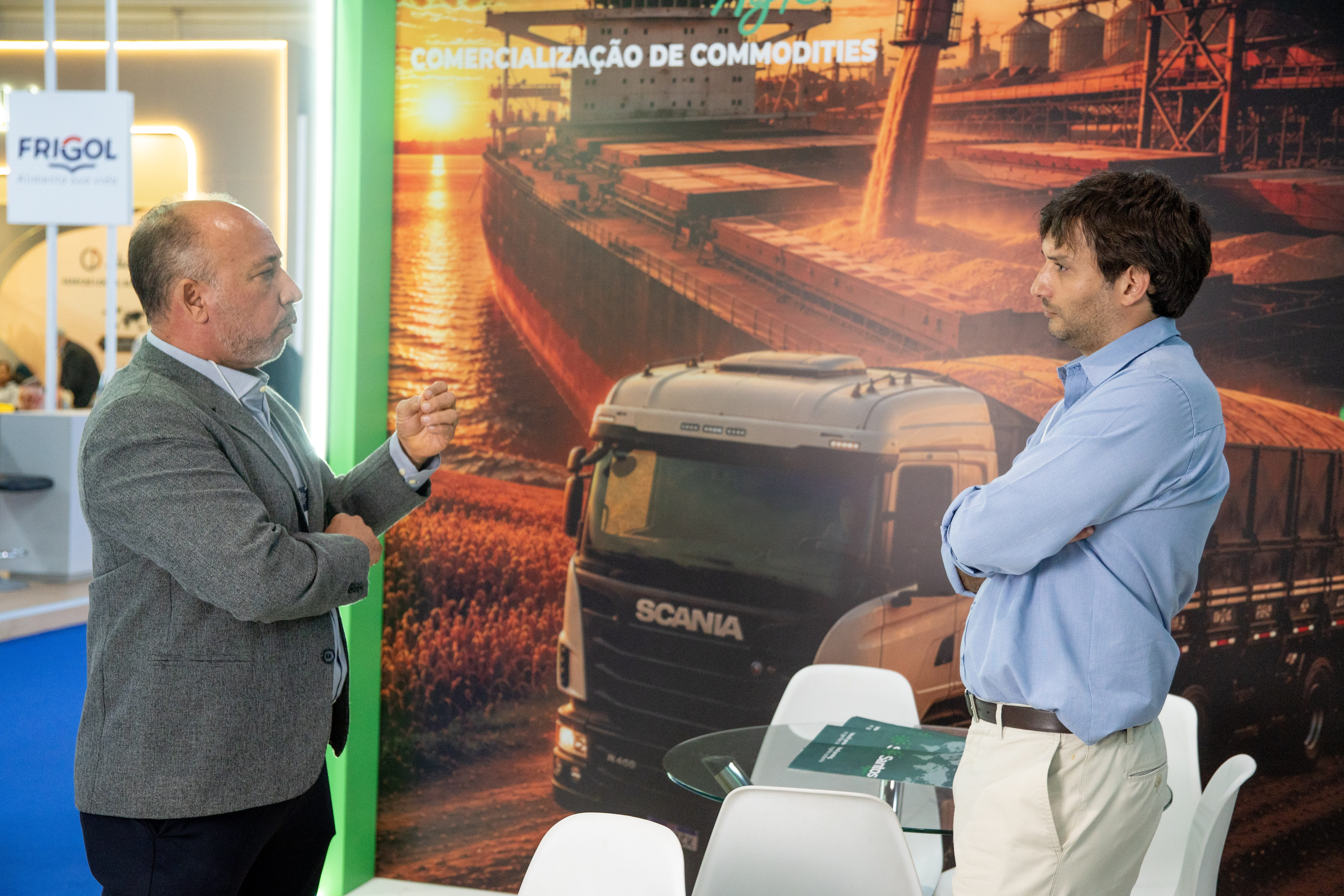 Reunião de negócios no estande da Santos Agri durante a SIAVS 2026